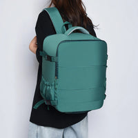 Reiserucksack in Grün getragen